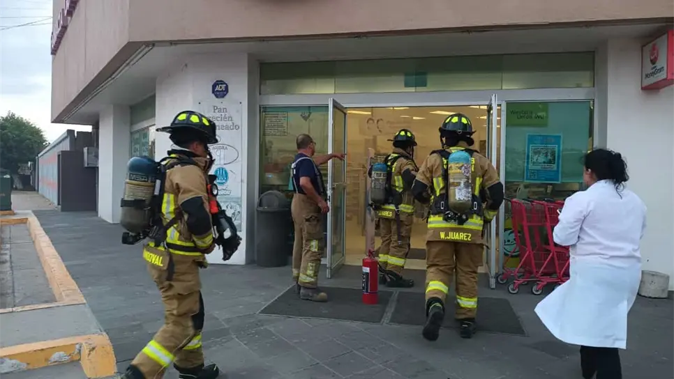 La farmacia tuvo que ser evacuada ante el siniestro. FOTO: Dilan Gómez.