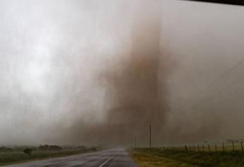 Tornado en Texas deja tres personas muertas | VIDEO