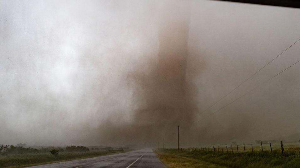 Tornado en Texas deja tres personas muertas | VIDEO