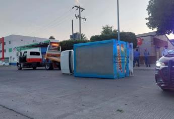 Camioneta de helados no respeta alto, la chocan y vuelca en el centro de Los Mochis
