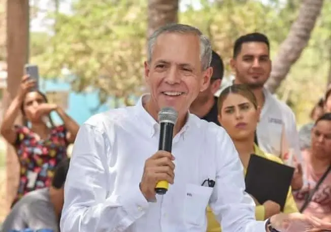 Gerardo Vargas Landeros se mostró complacido por el reconocimiento a Juan Fierro. FOTO: Luz Noticias