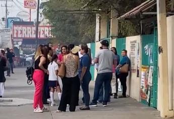 Maestros suspenden clases y toman secundaria ante amenazas de padre que golpeó a prefecto, en Culiacán