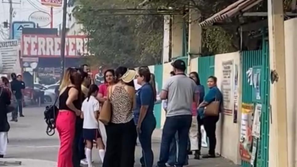 Maestros suspenden clases y toman secundaria ante amenazas de padre que golpeó a prefecto, en Culiacán