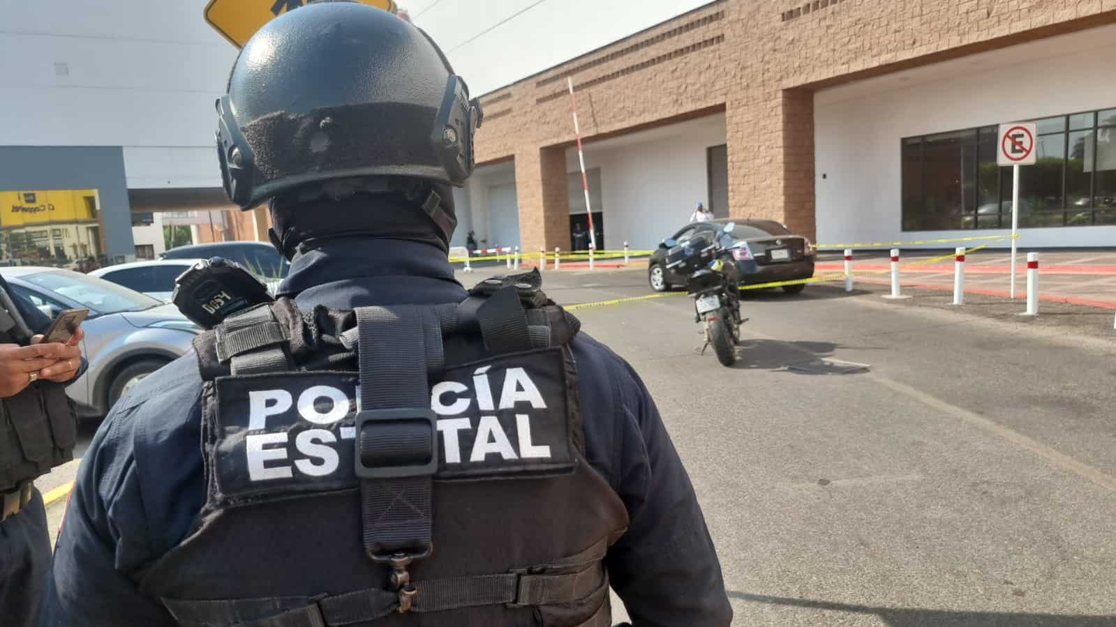 El vehículo del afectado quedó en el estacionamiento de la plaza. FOTO: Luis Ramírez.