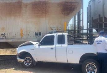 Tren se lleva una camioneta en El Rosario y se salvan de milagro