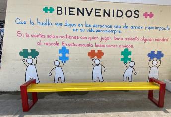 Instalan «La banca roja» en primaria de Mazatlán para niños que se sienten solos