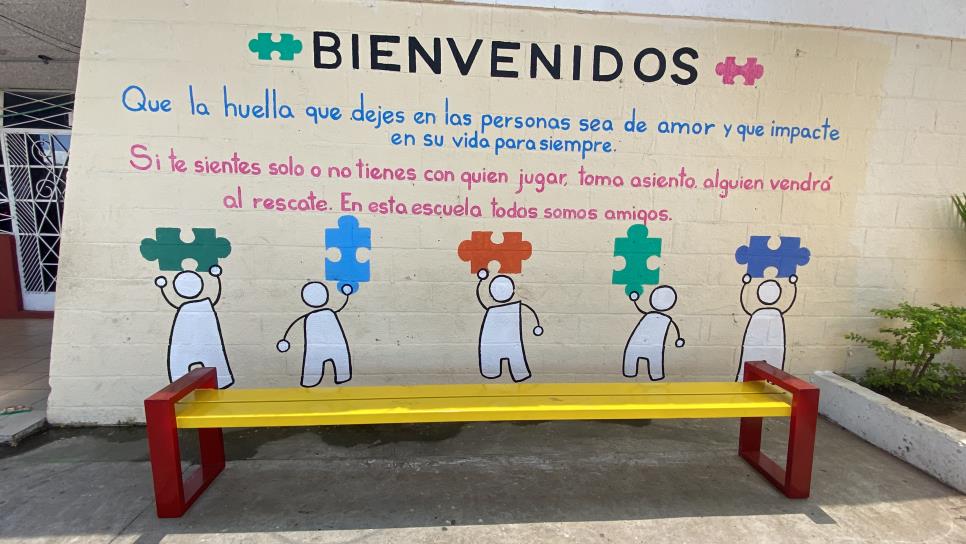 Instalan «La banca roja» en primaria de Mazatlán para niños que se sienten solos