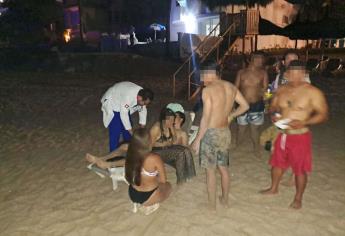 Rescatan a cuatro turistas de morir ahogados en Mazatlán