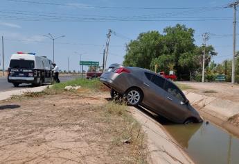 Le truena un neumático y termina dentro de canal en el entronque del Ejido Benito Juárez