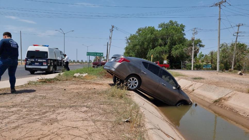 Le truena un neumático y termina dentro de canal en el entronque del Ejido Benito Juárez