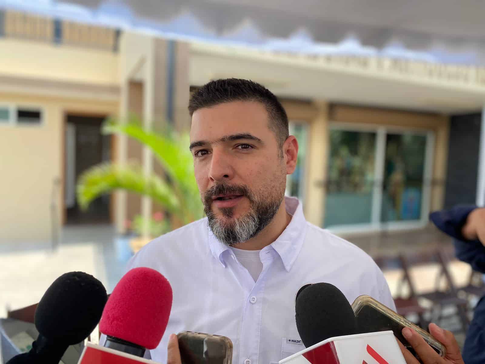 Enrique Riveros Echeverría compareciendo ante los medios. FOTO: Luz Noticias