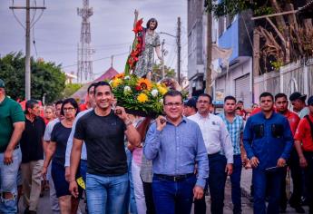 Con banda, un buen baño y fe, cientos de feligreses celebran el Día de San Juan en Villa Unión, Mazatlán