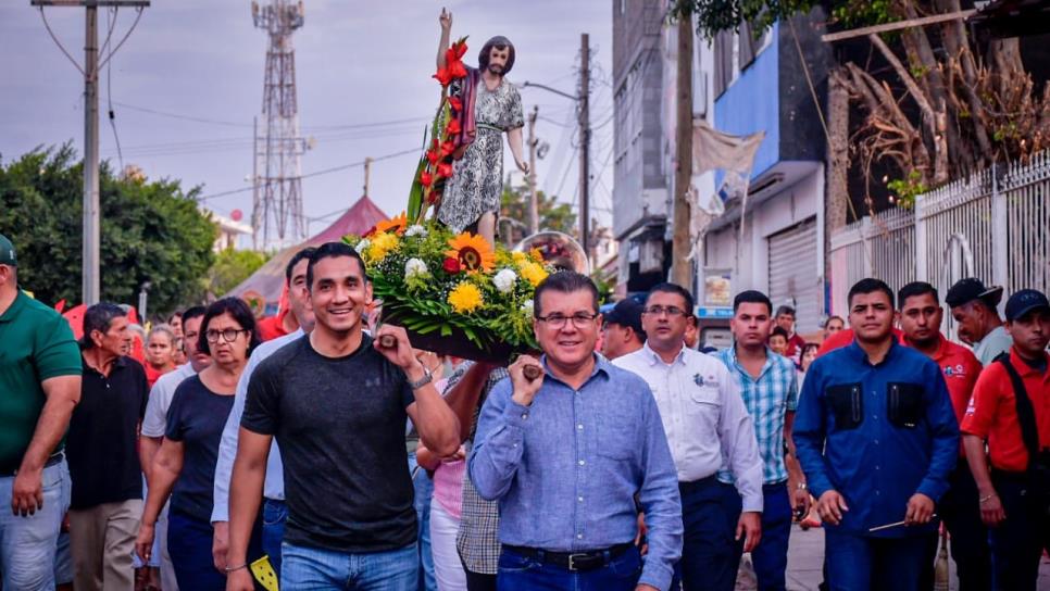 Con banda, un buen baño y fe, cientos de feligreses celebran el Día de San Juan en Villa Unión, Mazatlán