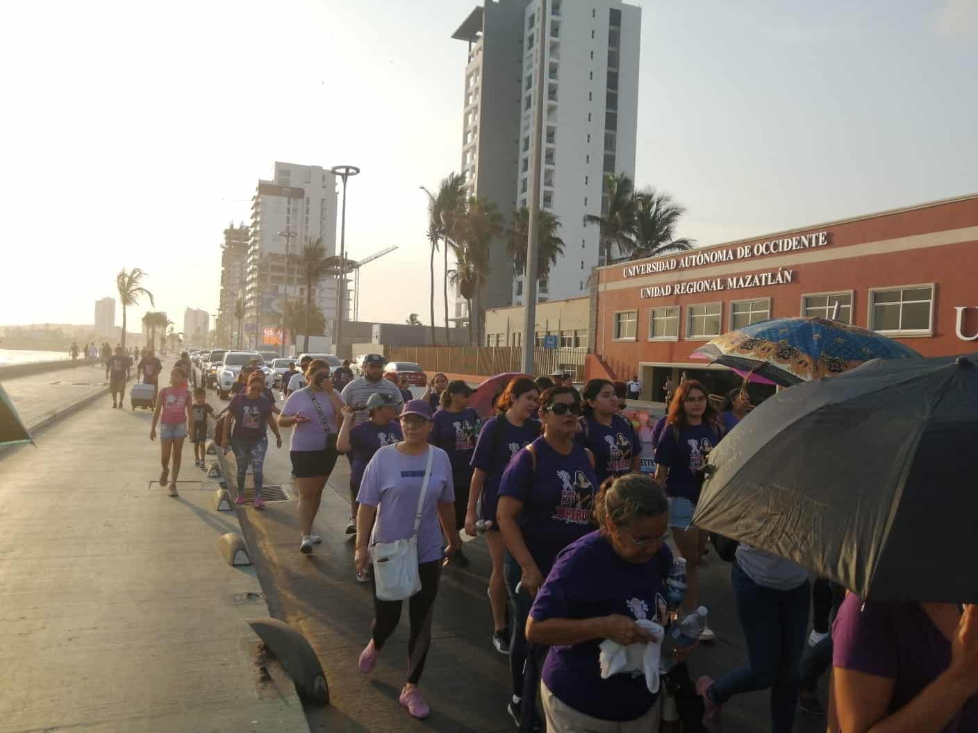 Los manifestantes marcharon por el malecón de Mazatlán. FOTO: Hugo Rodríguez.