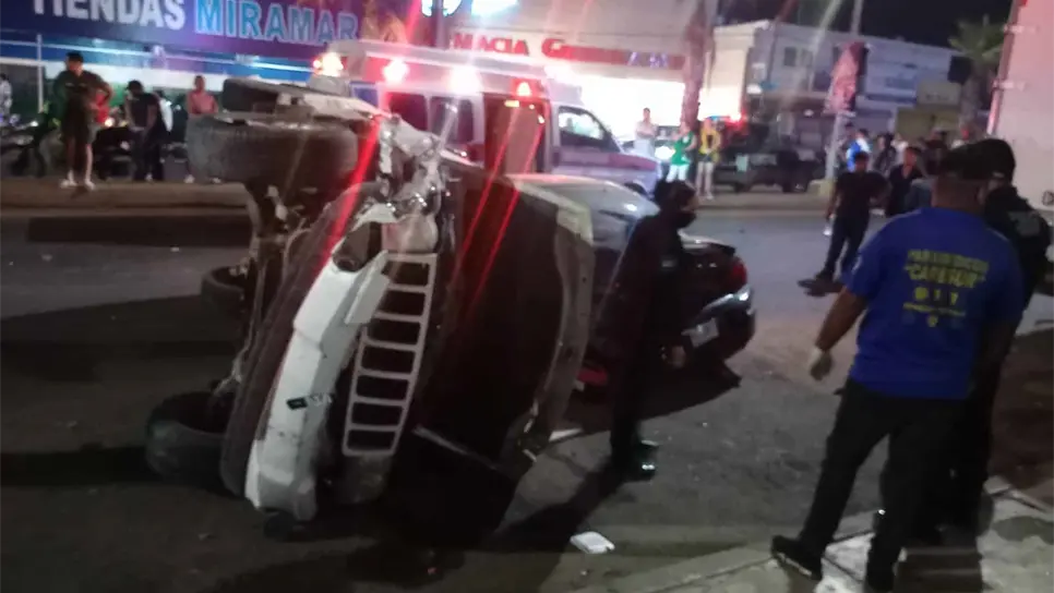 Los lesionados fueron trasladados a un hospital. FOTO: Hugo Rodríguez.