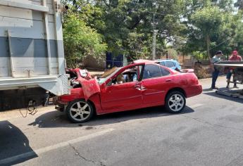 Conductora se impacta contra un camión de carga en la Cofradía de Navolato