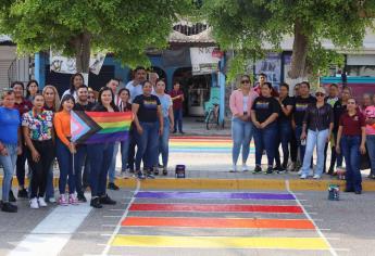 Pintan en Navolato cruces peatonales con la bandera LGBTQ+