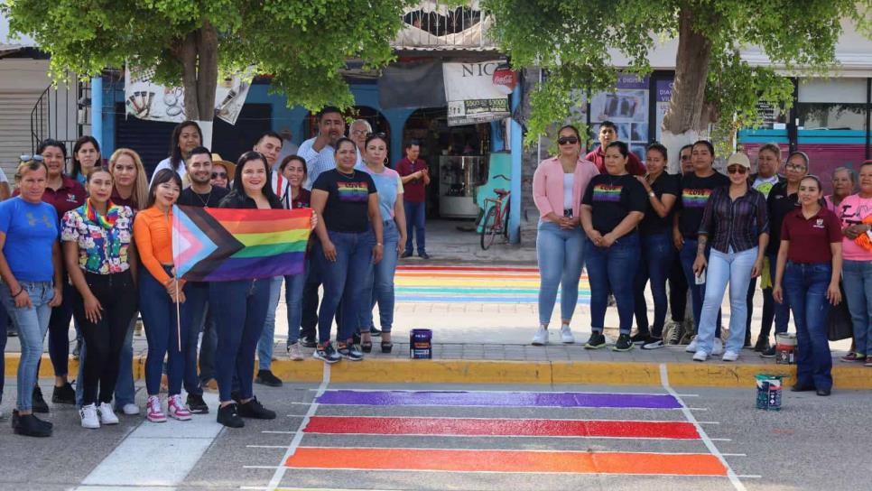 Pintan en Navolato cruces peatonales con la bandera LGBTQ+