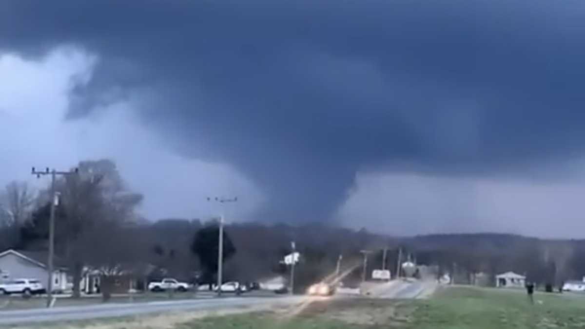Alerta en EU, un enorme tornado arrasó con todo en Indiana. | FOTO: Twitter.