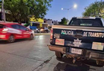 Hombres armados bajan a una mujer a la fuerza para llevarse su camioneta en Culiacán