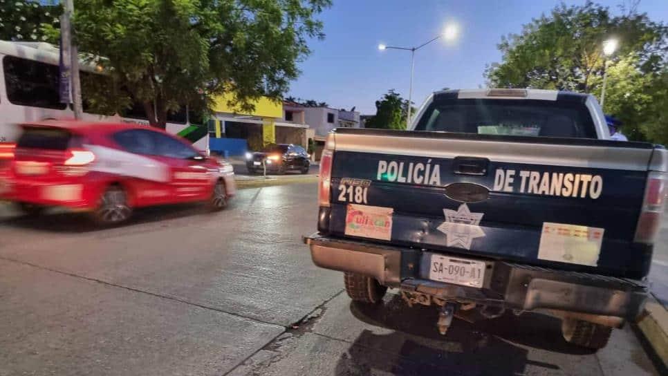 Hombres armados bajan a una mujer a la fuerza para llevarse su camioneta en Culiacán
