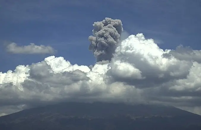De nuevo despierta el volcán Popocatépetl con explosión y fumarolas. | FOTO: Twitter.