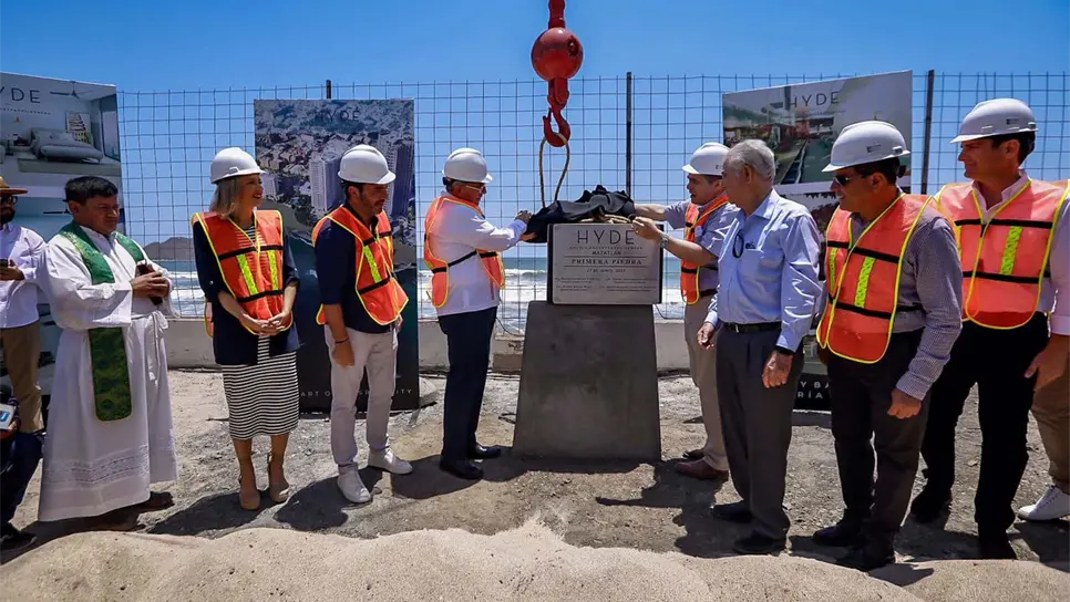 El Gobernador de Sinaloa colocó la primera piedra. FOTO: Gobierno de Sinaloa