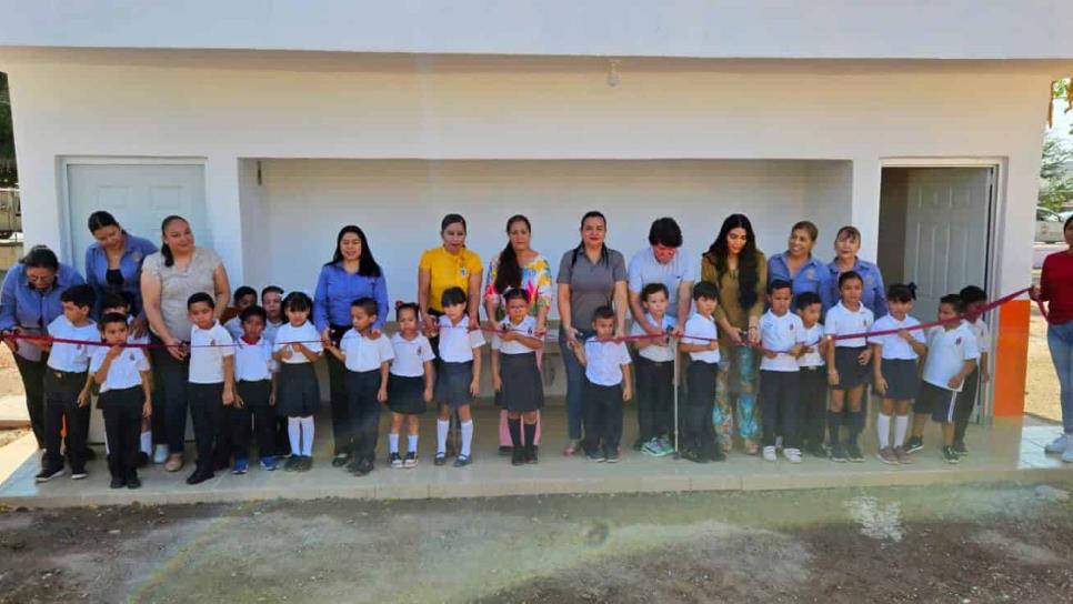 Margoth Urrea entrega obra de construcción de baños en jardín de niños Frida Kahlo