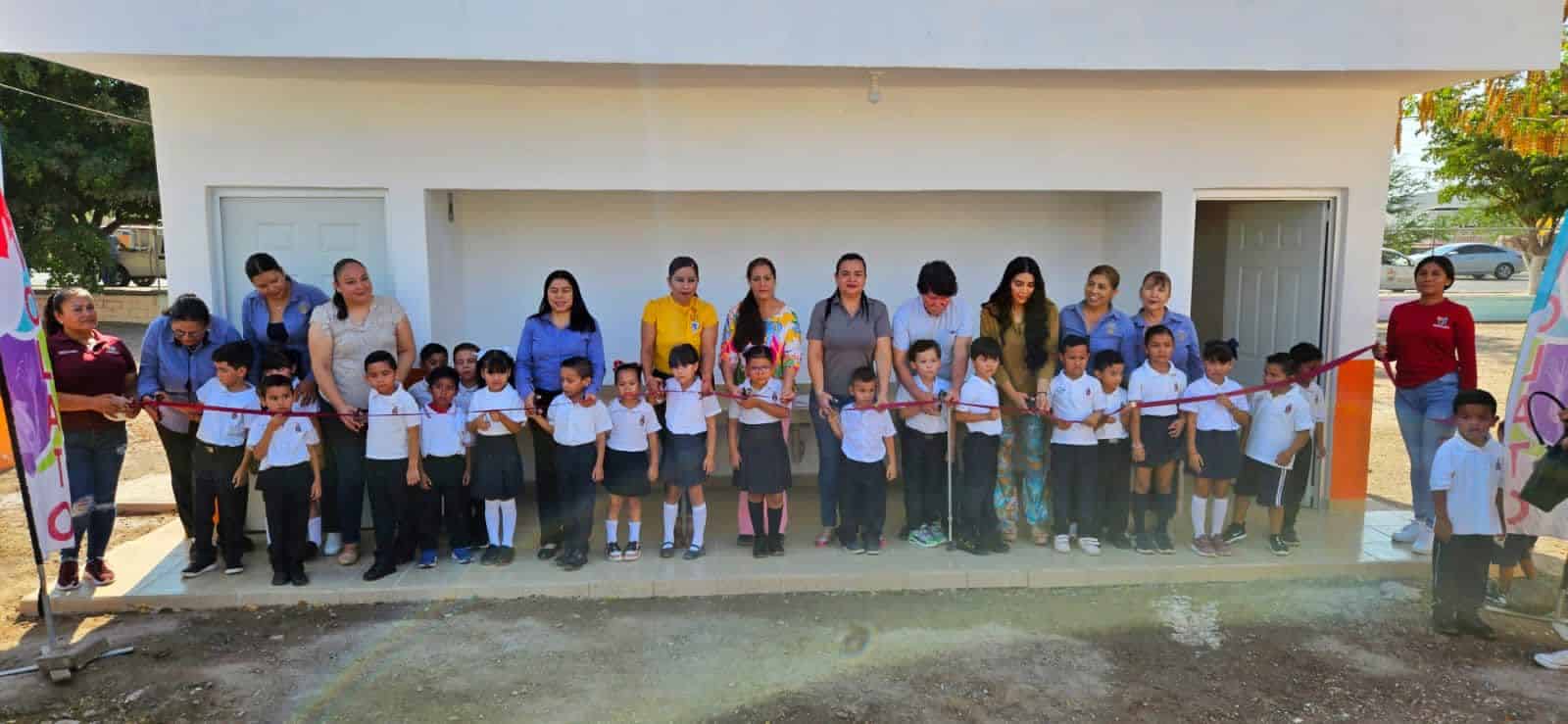 Los niños del kínder Frida Kahlo recibieron baños nuevos. FOTO: Cortesía