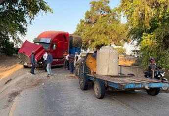 Choque entre tráiler y camioneta provoca caos vehicular en San José, Ahome
