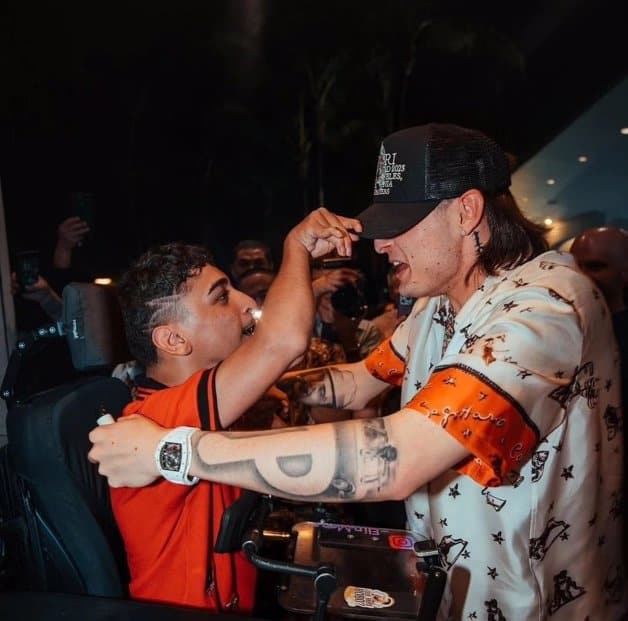 Peso Pluma se acerca y abraza a su fan con discapacidad VIDEO Luz