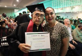 ¡Para enmarcar! A sus 56 años, Leobardo termina la preparatoria en COBAES