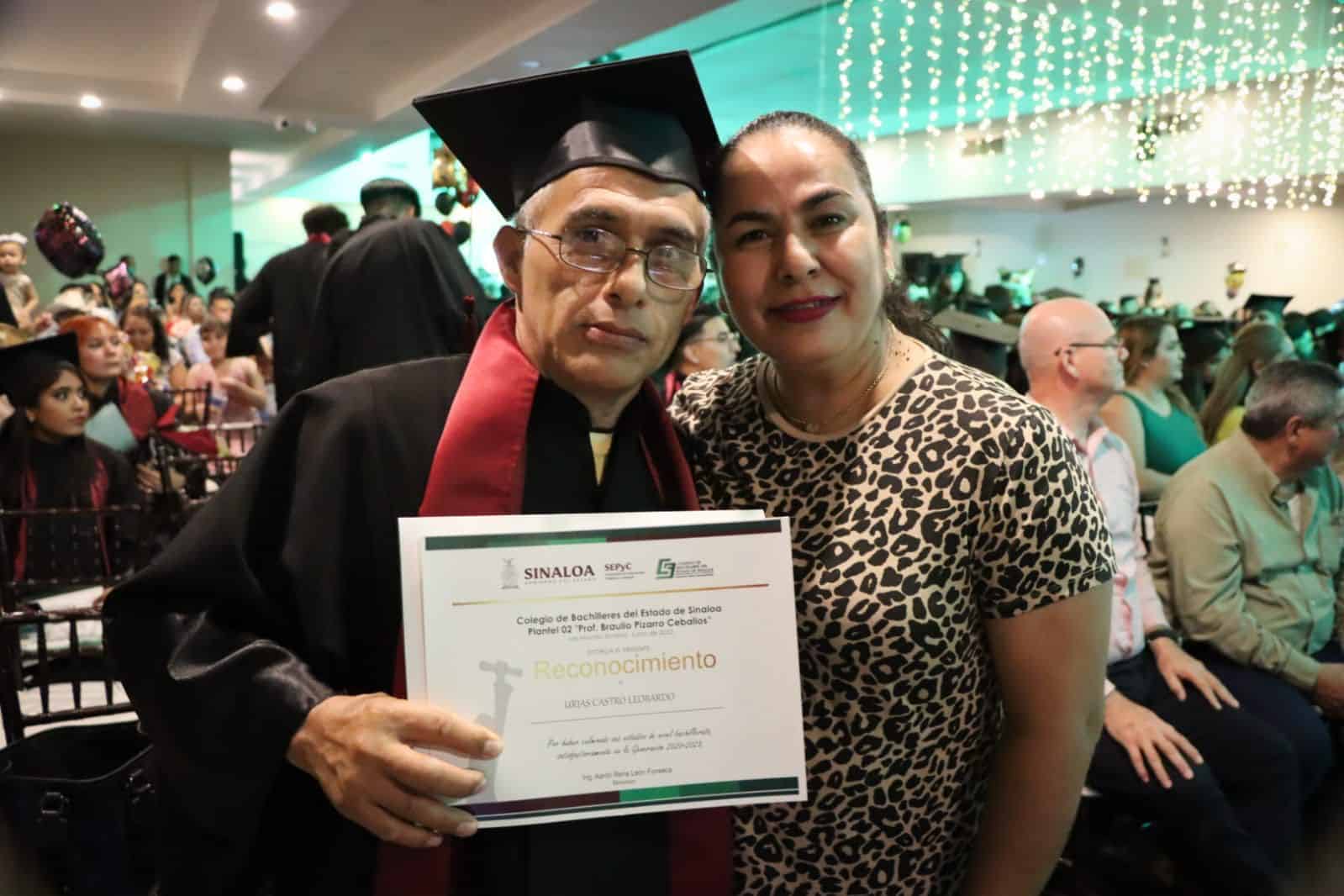 El hoy graduado de la preparatoria mencionó que la motivación de su esposa fue fundamental para este logro. FOTO: Luz Noticias