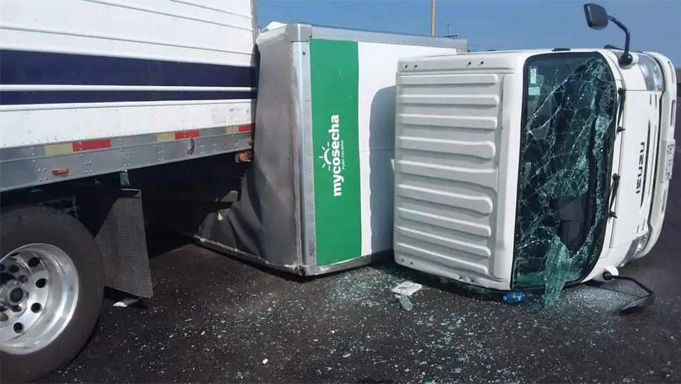 El conductor perdió el control de la unidad y se estrelló contra una caja de trailer. FOTO: Cortesía