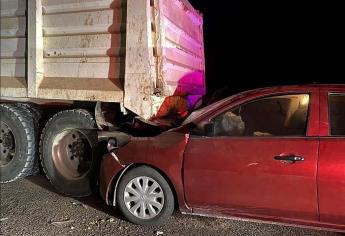 Hombre choca contra un camión y pierde la vida al instante en Angostura 
