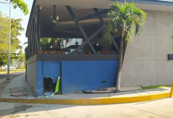 Una mujer choca contra un restaurante en el Desarrollo Tres Ríos
