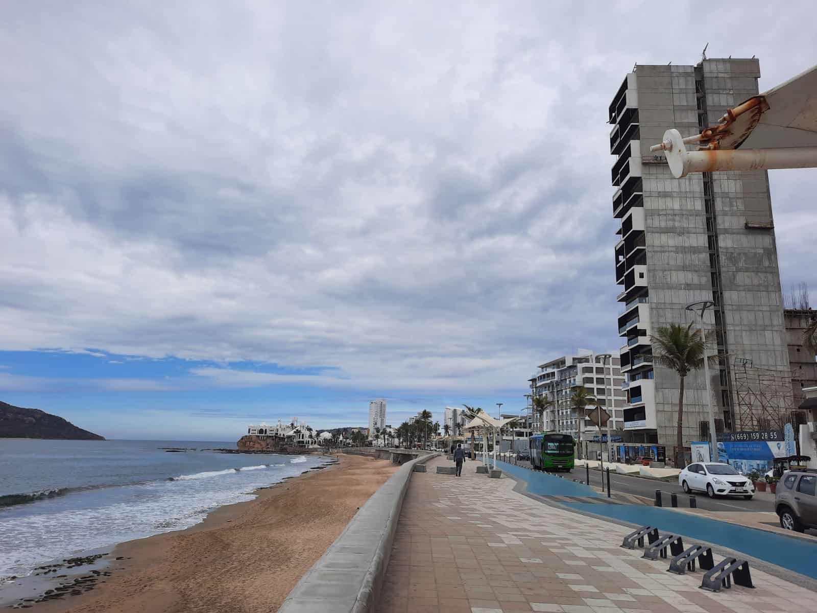 El fuerte oleaje impide a los bañistas disfrutar de las playas de Mazatlán. FOTO: Luz Noticias