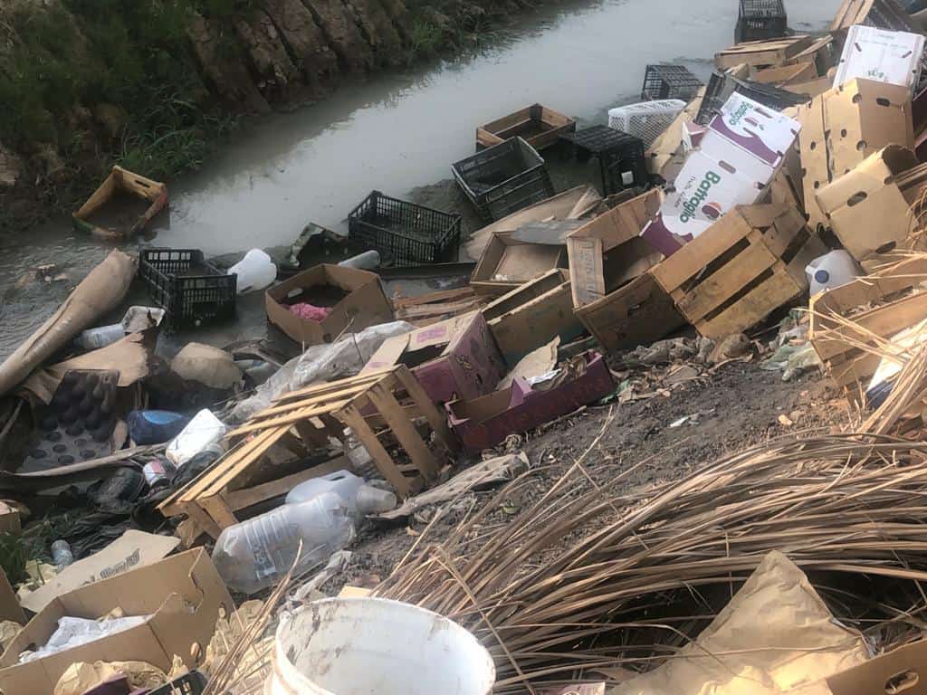 El dren Álamo fue atendido recientemente, pero hoy está lleno de cajas. FOTO: Esthela García.