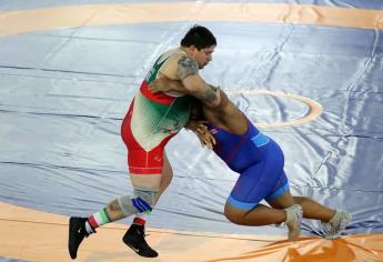 Navolatense Paúl Morales gana bronce en luchas de los Centroamericanos 