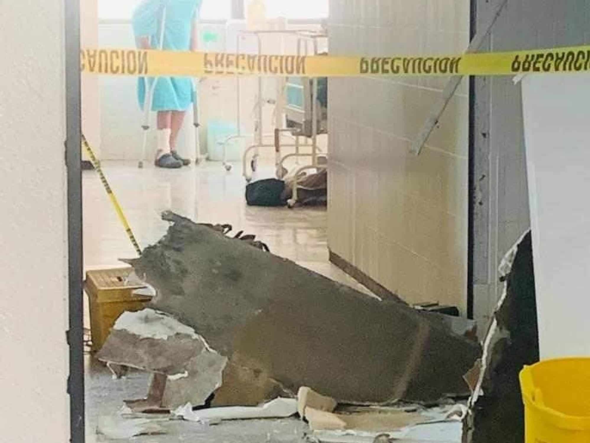 Parte del techo de la clínica 49 del IMSS se desplomó. FOTO: Cortesía.