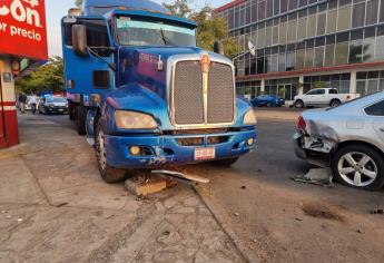 Tráiler intenta esquivar un vehículo y termina por derribar un poste en Culiacán