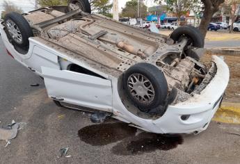 Mamá y bebé de 6 meses salen lesionados en una volcadura en Infonavit Humaya, Culiacán