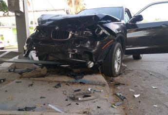 Camioneta de lujo choca en el centro de Los Mochis, hay una mujer lesionada