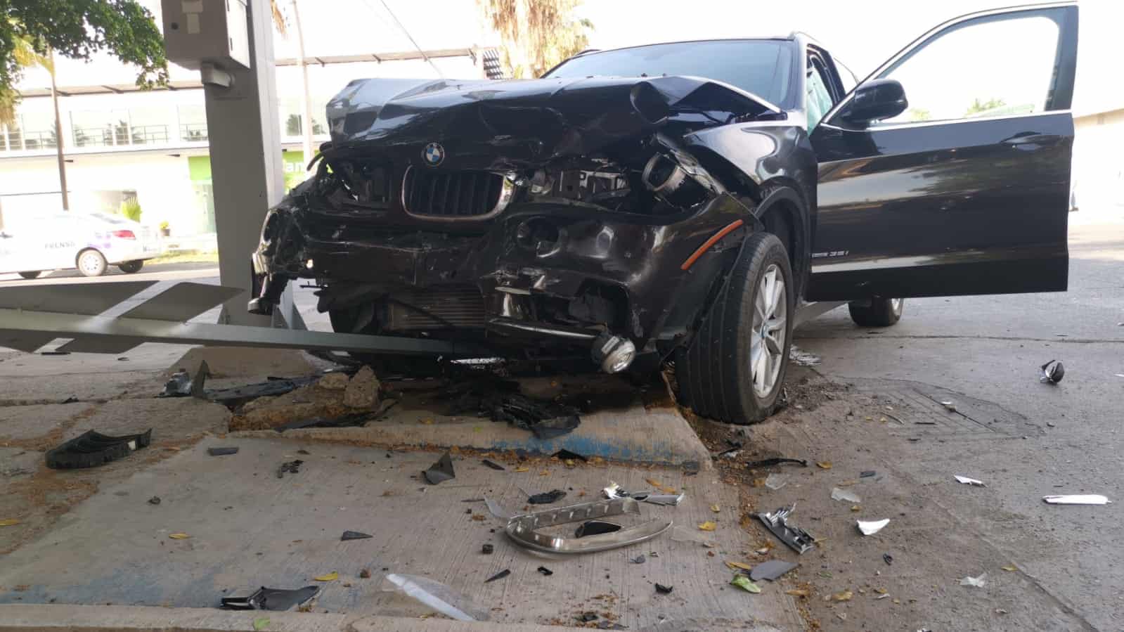 Conductora de camioneta de lujo termina lesionada luego chocar en el centro de Los Mochis. FOTO: Luz Noticias