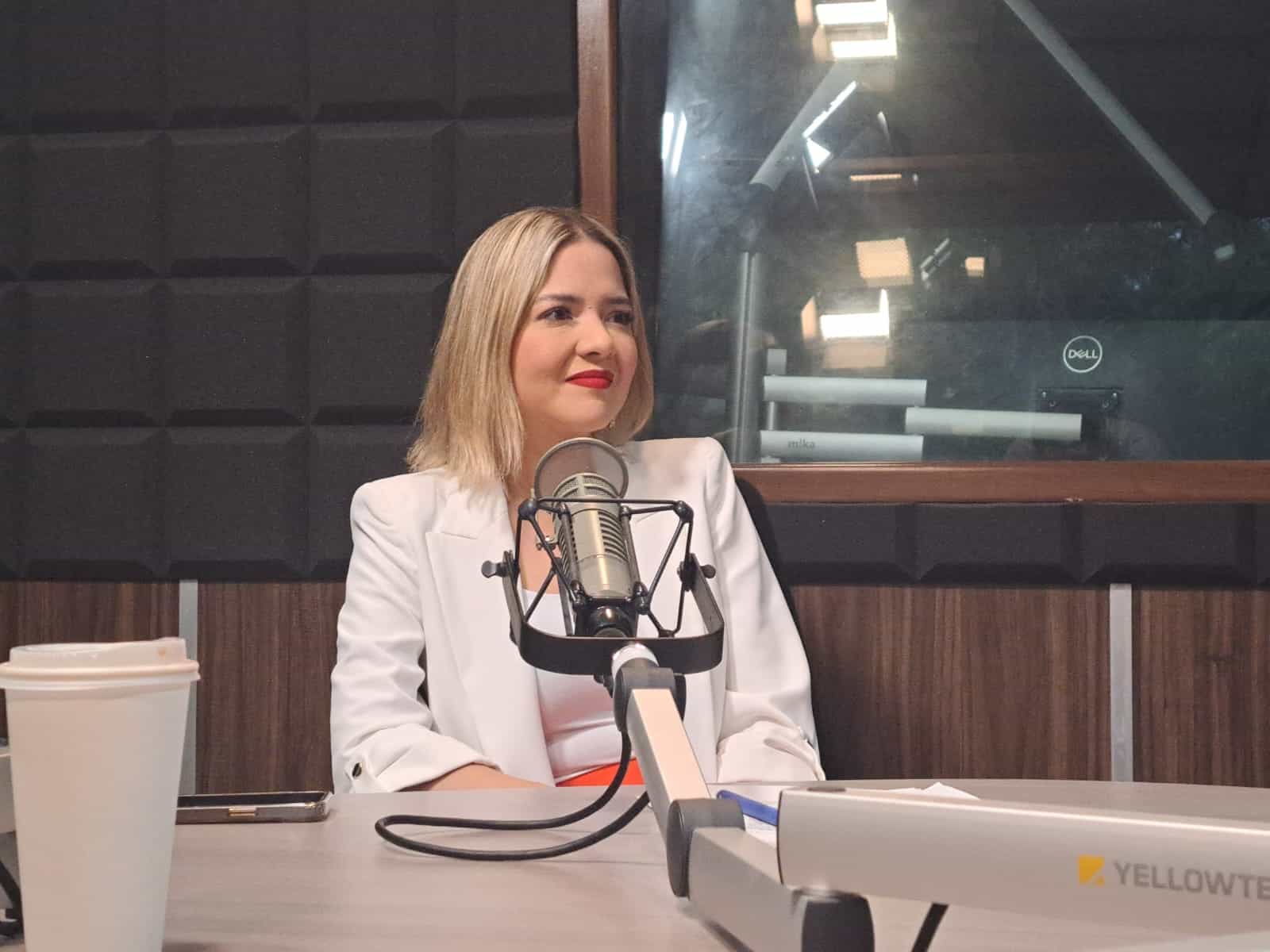 Estrella Palacios Domínguez en el estudio de Luz Noticias. FOTO: Luz Noticias