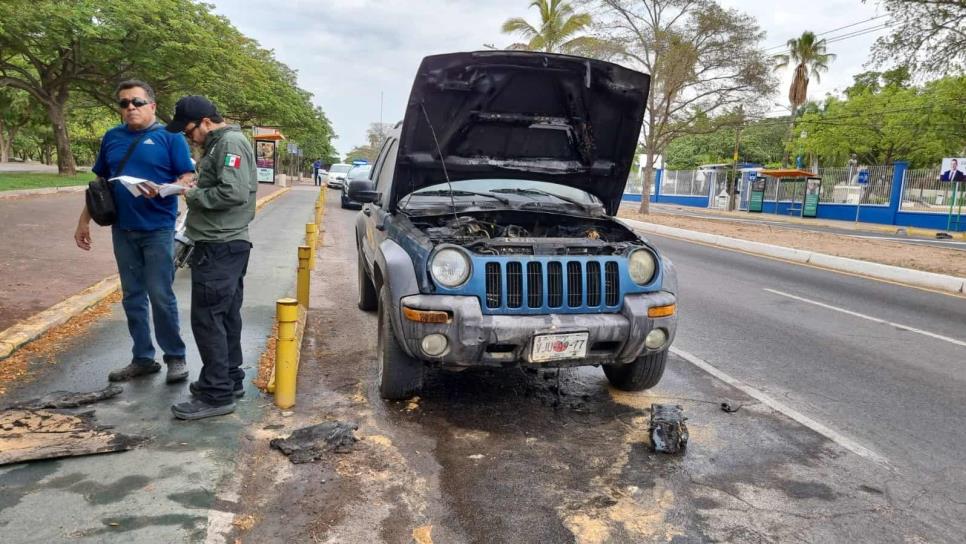 Camioneta termina en llamas por un cortocircuito en Culiacán