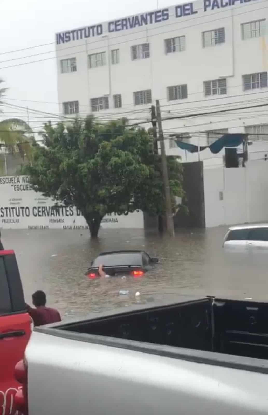 Rescatan a mujer de ahogarse en su auto en calles de Mazatlán, por encharcamientos de «Beatriz»
