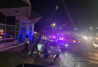 Conductora pierde el control de volante y se impacta contra un poste en Culiacán