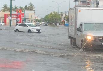 Rescates y autos varados por lluvia se registran en Mazatlán