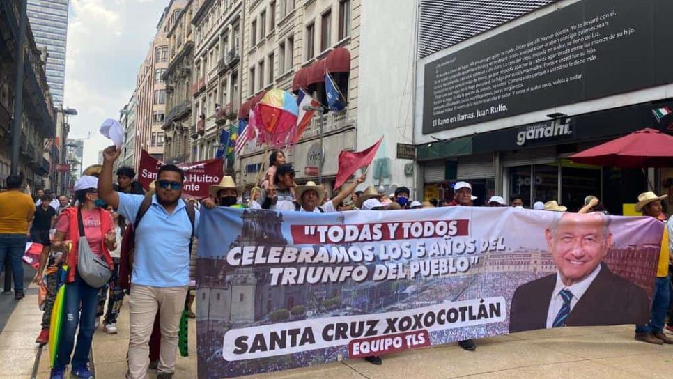 Morenistas llegan marchando al AMLO Fest rumbo el zócalo de la CDMX